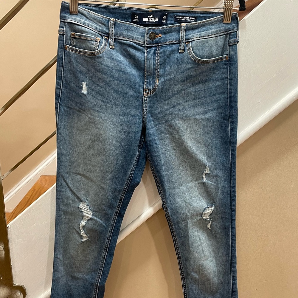 “Hollister” Mid-arid Super Skinny Jeans! The size is 7R (Waste: 28, Length: 30)